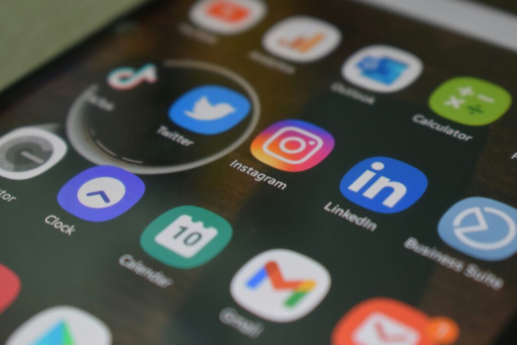 هل البيع عبر إنستغرام وفيسبوك يُعد تجارة إلكترونية؟